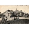 CPA Paris Le Grand Palais vue extérieure avec voiture hippomobile aux Champs-Élysées