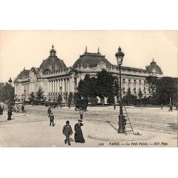 CPA Paris Le Petit Palais animé avec passants et voiture hippomobile