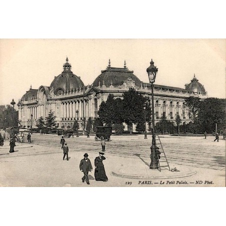 CPA Paris Le Petit Palais animé avec passants et voiture hippomobile