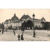 CPA Paris Le Petit Palais animé avec passants et voiture hippomobile