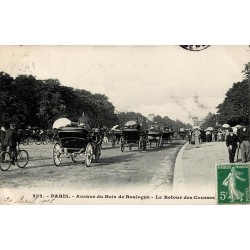 CPA Paris avenue du Bois de Boulogne retour des courses avec attelages en 1909