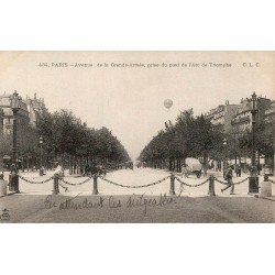 CPA Paris avenue de la Grande-Armée depuis l’Arc de Triomphe avec ballon