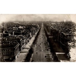 CPSM Paris avenue des Champs-Élysées vue depuis l’Arc de Triomphe