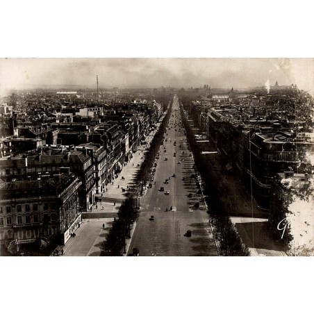 CPSM Paris avenue des Champs-Élysées vue depuis l’Arc de Triomphe
