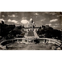 CPSM Paris Sacré-Cœur de Montmartre avec jardins et escaliers en 1950