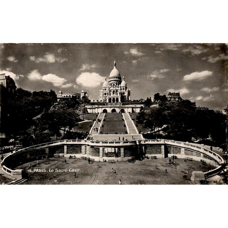 CPSM Paris Sacré-Cœur de Montmartre avec jardins et escaliers en 1950