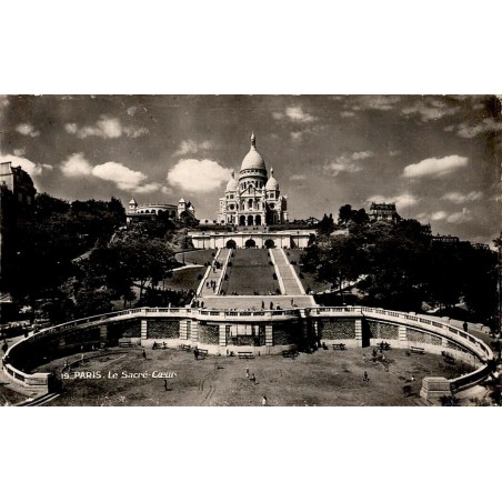 CPSM Paris Sacré-Cœur de Montmartre avec jardins et escaliers en 1950