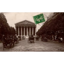 CPA Paris église de la Madeleine avec automobiles et attelages Belle Époque