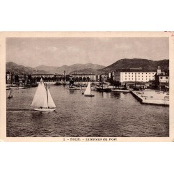 CPA Nice intérieur du port Lympia avec voiliers Alpes-Maritimes