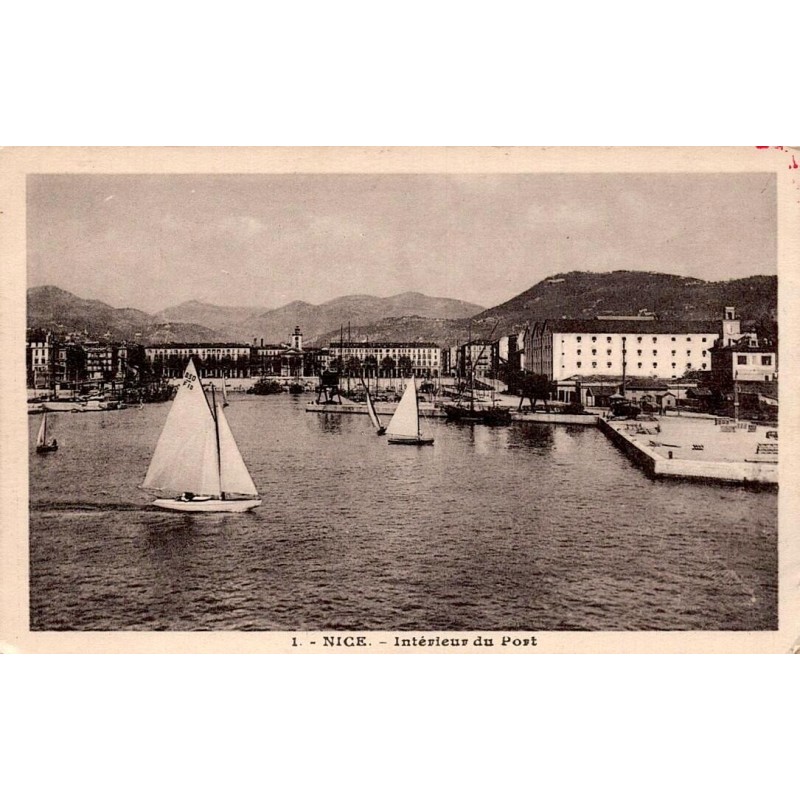 CPA Nice intérieur du port Lympia avec voiliers Alpes-Maritimes