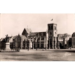 59 B - Cherbourg - La Basilique Sté Trinité - la Statue de Napoléon et la Montagne du Roule