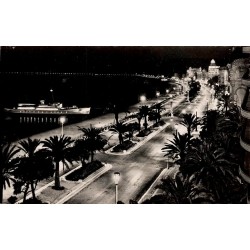CPM Nice la nuit, promenade en mer illuminée avec palmiers et bateau, Alpes-Maritimes
