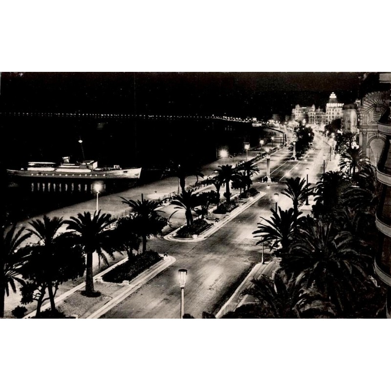 CPM Nice la nuit, promenade en mer illuminée avec palmiers et bateau, Alpes-Maritimes