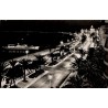 CPM Nice la nuit, promenade en mer illuminée avec palmiers et bateau, Alpes-Maritimes