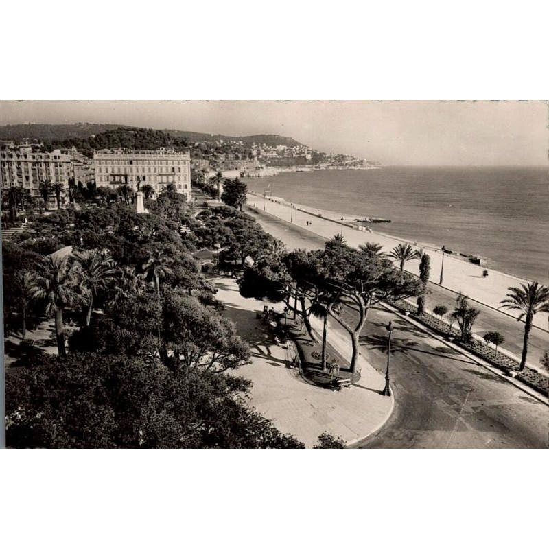 CPM Nice vue sur les Jardins Albert Ier, Promenade des Anglais et baie des Anges