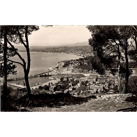 CPM Nice vue générale sur le port, la colline du Château et la baie des Anges