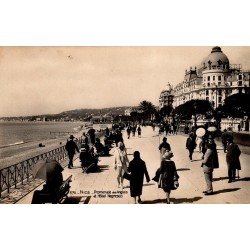 CPSM Nice Promenade des Anglais animée devant l’hôtel Negresco, Alpes-Maritimes