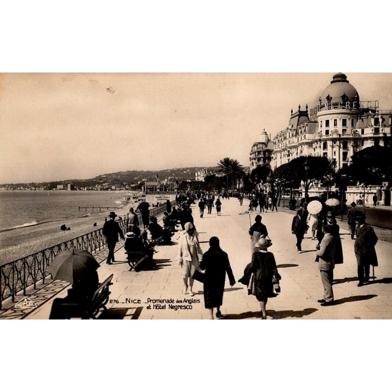 CPSM Nice Promenade des Anglais animée devant l’hôtel Negresco, Alpes-Maritimes