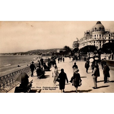 CPSM Nice Promenade des Anglais animée devant l’hôtel Negresco, Alpes-Maritimes