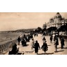CPSM Nice Promenade des Anglais animée devant l’hôtel Negresco, Alpes-Maritimes