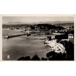 CPSM Nice vue générale sur le port Lympia, phare, colline du Château et mont Boron