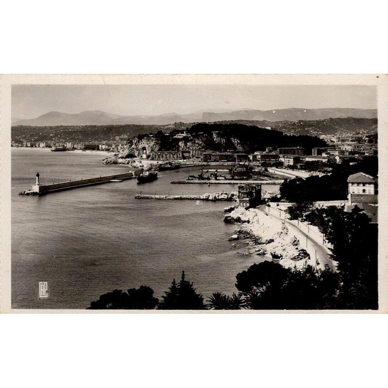 CPSM Nice vue générale sur le port Lympia, phare, colline du Château et mont Boron