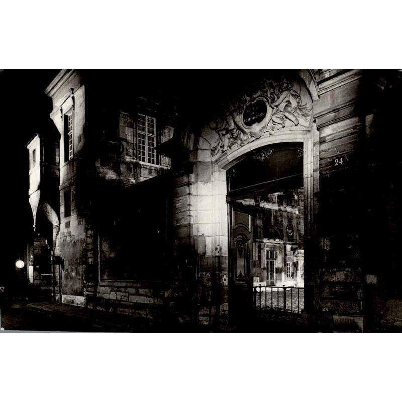 CPSM portail monumental en pierre photographié de nuit, vue architecturale française