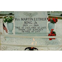 CPM Atlanta mémorial de Martin Luther King Jr., tombe fleurie et drapeau américain, 1974