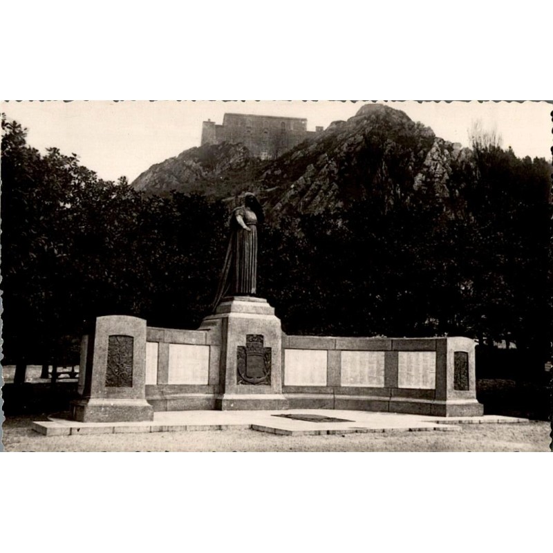 CHERBOURG - Au Jardin Public, Monument aux Morts