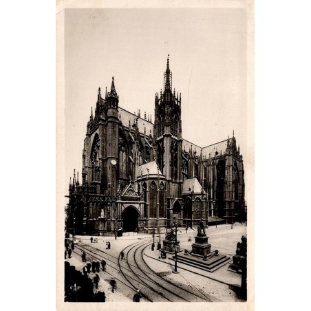 CPSM Metz cathédrale Saint-Étienne animée avec tramway et passants, Moselle