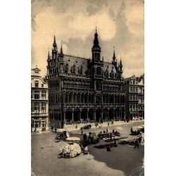 CPSM Bruxelles Grand-Place, Maison du Roi ou Broodhuis avec passants et véhicules