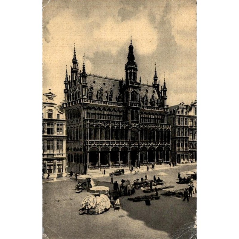 CPSM Bruxelles Grand-Place, Maison du Roi ou Broodhuis avec passants et véhicules