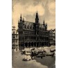 CPSM Bruxelles Grand-Place, Maison du Roi ou Broodhuis avec passants et véhicules
