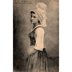 CPA Lisieux 1923, jeune fille en coiffe et costume traditionnel normand