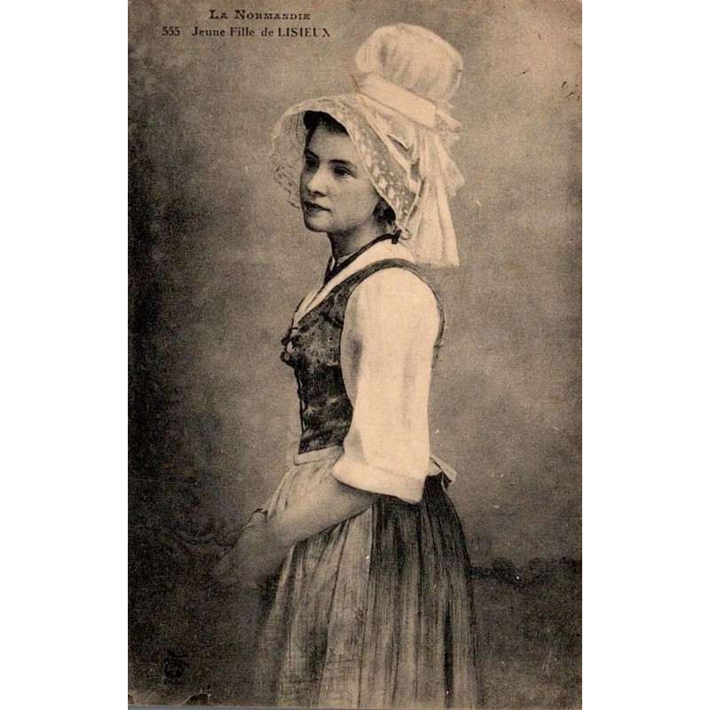 CPA Lisieux 1923, jeune fille en coiffe et costume traditionnel normand