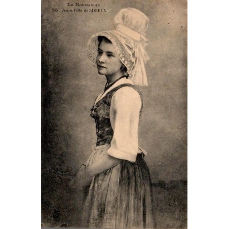 CPA Lisieux 1923, jeune fille en coiffe et costume traditionnel normand