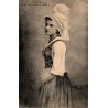 CPA Lisieux 1923, jeune fille en coiffe et costume traditionnel normand