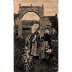 CPA Normandie costumes traditionnels et coiffes normandes devant une porte en pierre Editions Le Goubey