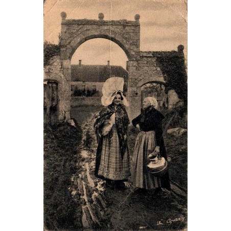 CPA Normandie costumes traditionnels et coiffes normandes devant une porte en pierre Editions Le Goubey