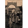 CPA Normandie costumes traditionnels et coiffes normandes devant une porte en pierre Editions Le Goubey