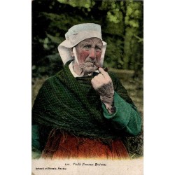 CPA Bretagne vieille fumeuse bretonne coiffe et pipe edition Artaud et Nozais Nantes