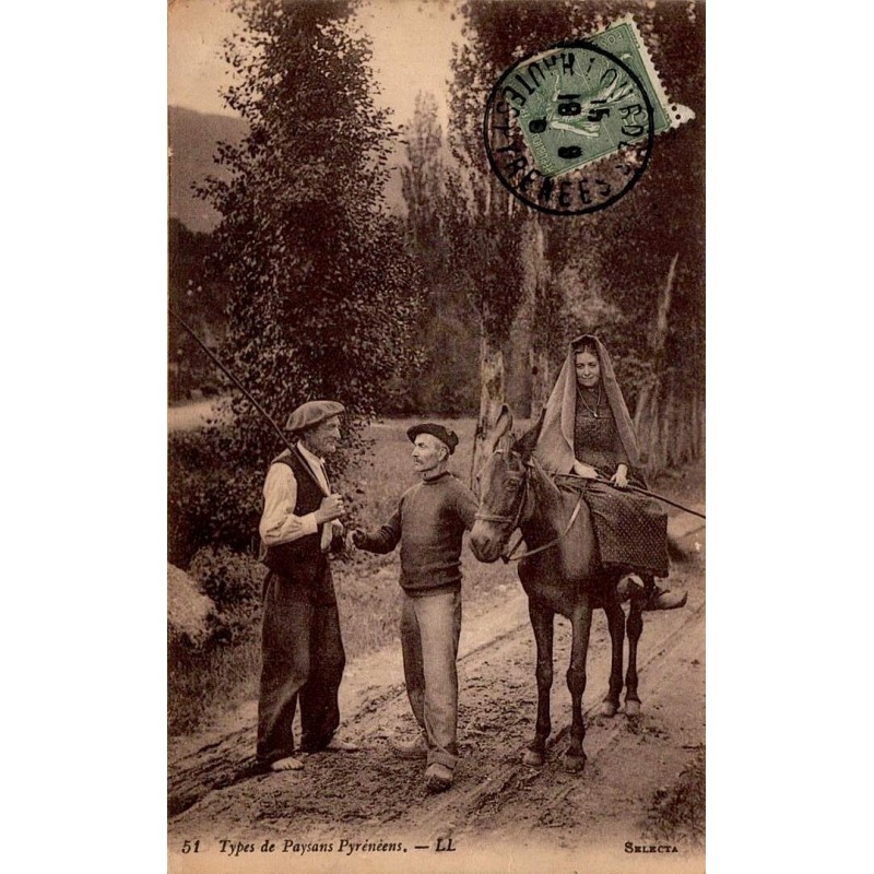 CPA Types de Paysans Pyrénéens, femme à dos d’âne et personnages en costumes ruraux