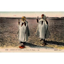 CPA Afrique du Nord, Scènes et Types La Prière, deux hommes en vêtements traditionnels