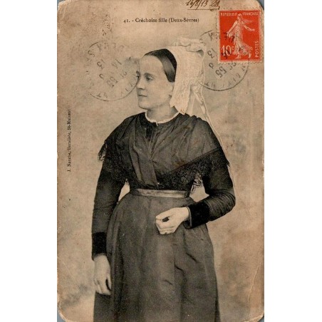 CPA La Crèche Deux-Sèvres, jeune femme en coiffe et costume traditionnel, 1913
