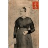 CPA La Crèche Deux-Sèvres, jeune femme en coiffe et costume traditionnel, 1913