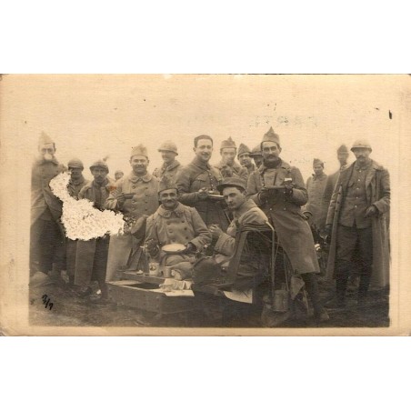 CPA photo 1914-1918 montrant un groupe de soldats réunis autour d’un repas en plein air