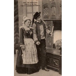 CPA Bretagne, mariés en costumes traditionnels devant un lit clos sculpté, chambre nuptiale