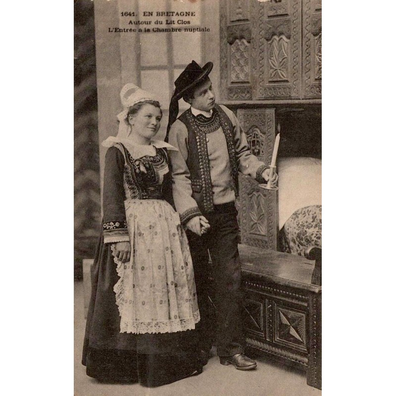 CPA Bretagne, mariés en costumes traditionnels devant un lit clos sculpté, chambre nuptiale