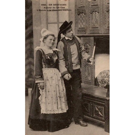CPA Bretagne, mariés en costumes traditionnels devant un lit clos sculpté, chambre nuptiale