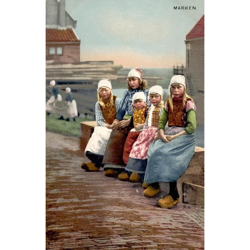 CPA Marken Pays-Bas, jeunes filles en coiffes, sabots et costumes traditionnels néerlandais